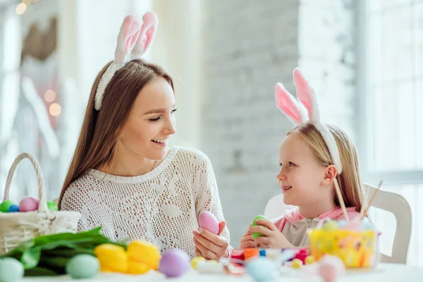 Annem ve ben Paskalya yumurta boyamak seviyorum. Anne ve kızı birlikte Paskalya için hazırlanıyor, söz ve birbirimizi. Bir sepet Paskalya yumurta, çiçek ve boya tablodur. — Stok fotoğraf