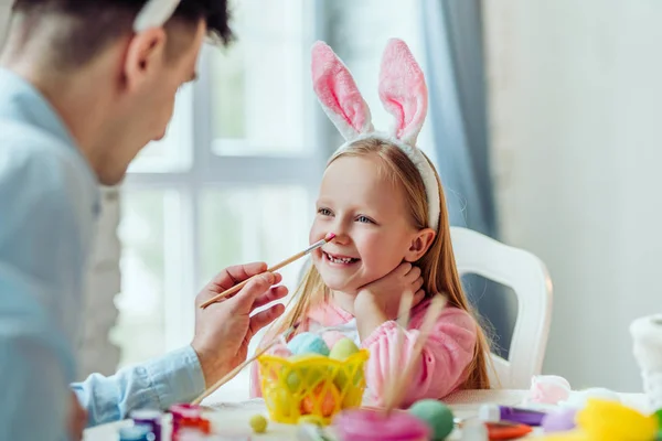 To jest tak zabawne, przygotowanie do Wielkanocy z tatą. Tata i jego córeczka wspólnie bawić podczas przygotowania do Świąt Wielkanocnych. — Zdjęcie stockowe