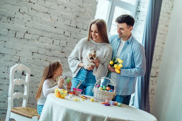 Criar uma atmosfera de Páscoa juntos.Família amorosa diz a sua filha sobre o coelho da Páscoa e tradições do feriado . — Fotografia de Stock