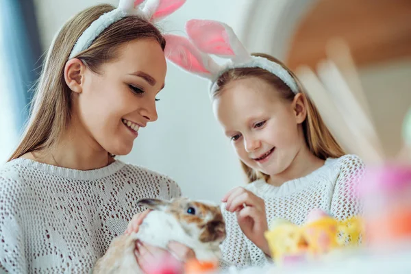 Zabawy wielkanocne! Little córka z matką obrysu domu królik dekoracyjne. — Zdjęcie stockowe