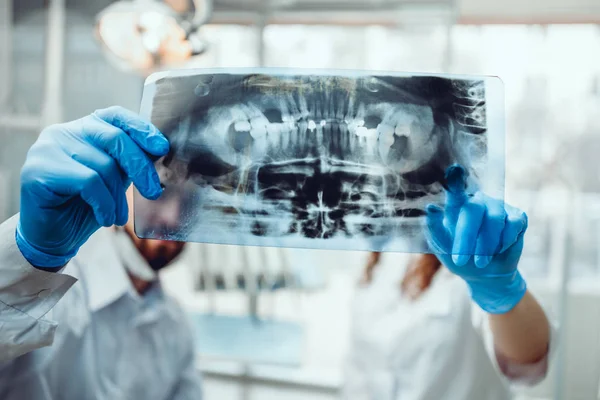 Concentrou dois dentistas a olhar para o raio-X. foco no raio-x . — Fotografia de Stock
