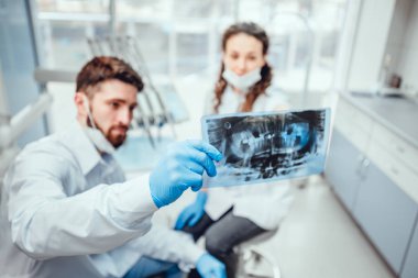Röntgene bakan iki doktorun resmi. X-Ray'e odaklanın.