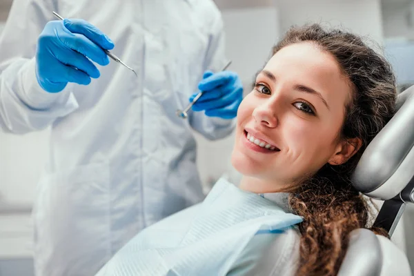 Una giovane donna sorridente che riceve un controllo dentale. vista da vicino. Concetto di sanità e medicina . — Foto Stock