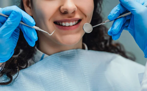 La donna è venuta dal dentista. Si siede sulla sedia dentale. Il dentista si chinò su di lei. Felice concetto di paziente e dentista. Vista da vicino . — Foto Stock