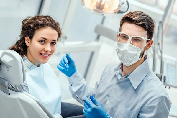 Jeune femme en train de passer un examen dentaire chez le dentiste. Vue latérale . — Photo