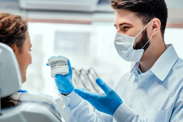 Dental mögel tandläkare lera tänder tallrik keramiska gjutna modell visar tandröta av patienten i tandkliniken. Side View. — Stockfoto