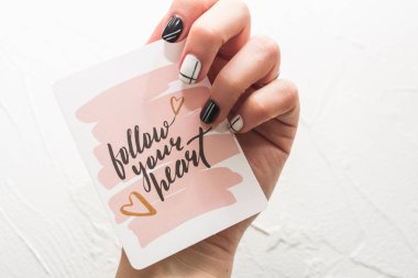 bir elinde motivasyonel kartı