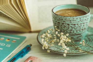 Soya bir kitapla kahve