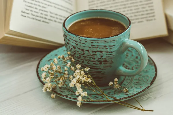 Soya bir kitapla kahve