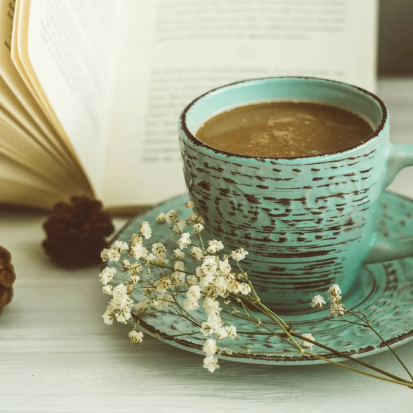 Soya bir kitapla kahve