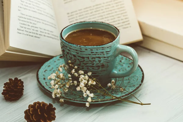 Soya bir kitapla kahve