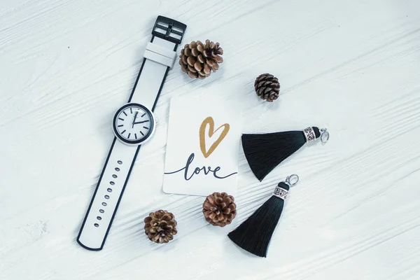 flatlay takı ile Swatch saatler