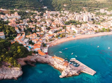 Adriyatik kıyısı, Karadağ, Petrovac üzerinde tarihi kentin havadan görünümü