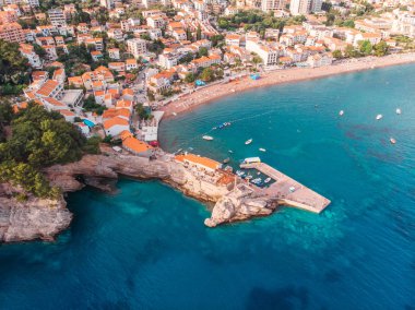 Adriyatik kıyısı, Karadağ, Petrovac üzerinde tarihi kentin havadan görünümü