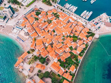 Eski Budva 'nın havadan görünüşü, mongol.