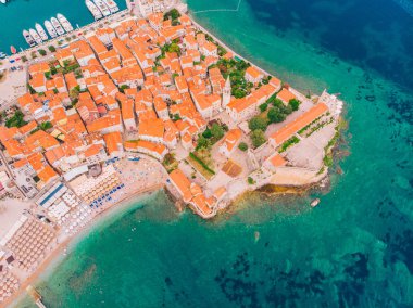 Eski kasaba Budva Karadağ Adriyatik kıyısında, havadan görünümü