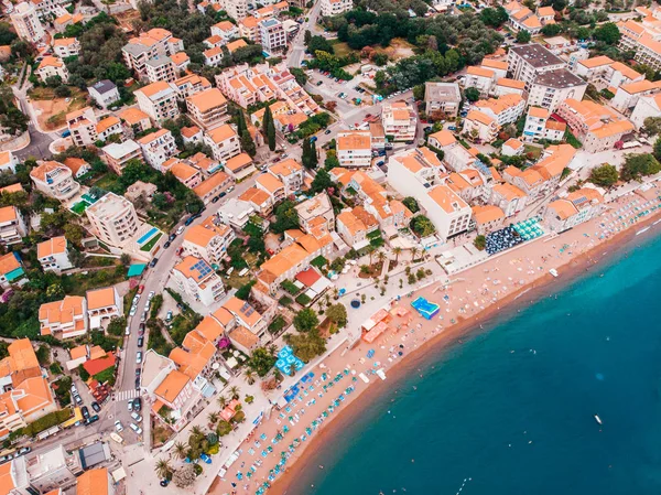 Adriyatik kıyısı, Karadağ, Petrovac üzerinde tarihi kentin havadan görünümü