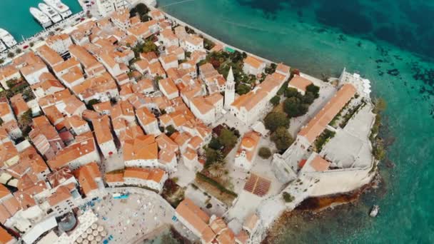 Vuelo sobre el casco antiguo de Budva, Montenegro — Vídeos de Stock