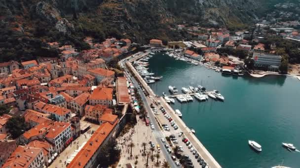 Volo sopra la città vecchia di Kotor in Montenegro — Video Stock