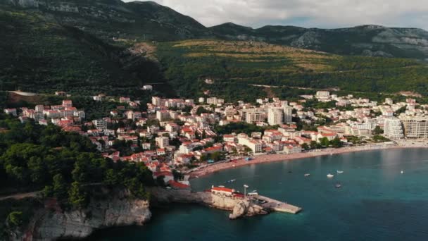 Vista aérea del casco antiguo en la costa adriática, Montenegro, Petrovac — Vídeo de stock