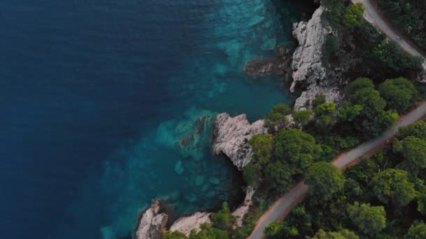 Widok z lotu ptaka z skalistego brzegu Morza Adriatyckiego — Wideo stockowe