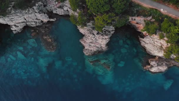 Bovenaanzicht Van Rocky Shore Kristalheldere Adriatische Zee Drone Schot — Stockvideo