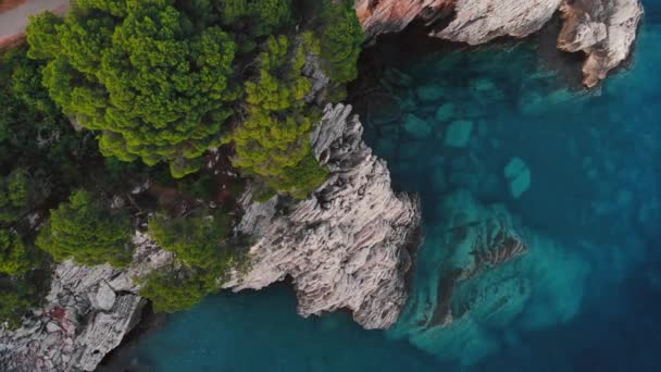 Letecký pohled na skalnaté pobřeží Jaderského moře — Stock video