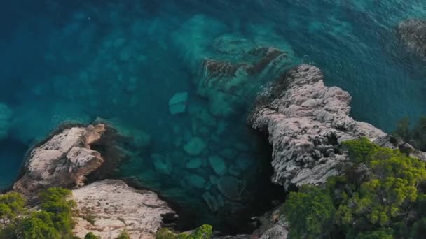 Воздушный вид скалистого берега Адриатического моря — стоковое видео