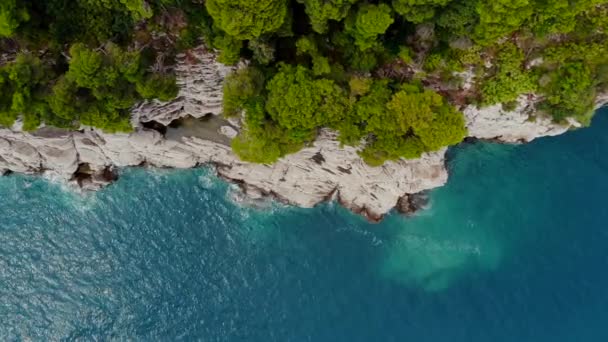 A légi felvétel a sziklás parton az Adriai-tenger — Stock videók