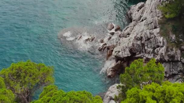 Vista aérea de la costa rocosa del mar Adriático — Vídeo de stock