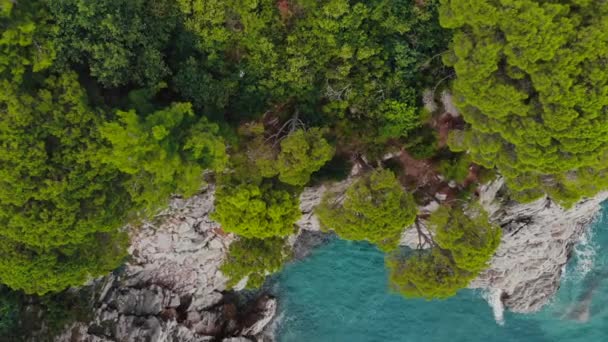 Luftaufnahme der felsigen Küste der Adria — Stockvideo