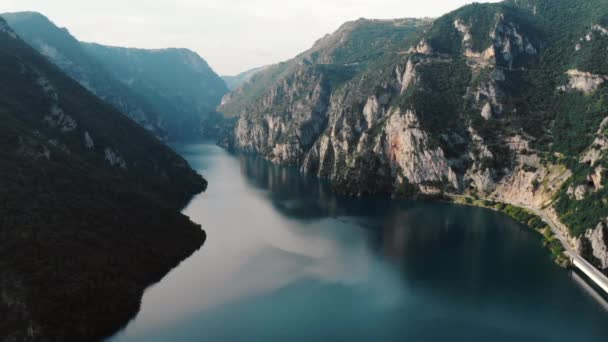 Vista aérea para limpar lago montanha azul, Montenegro — Vídeo de Stock