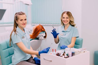 Genç kadın diş hekimi ve diş kliniği Yardımcısı