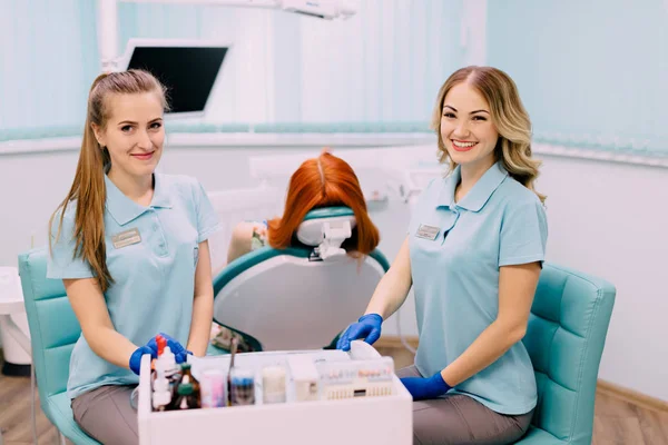 Młoda kobieta dentysty i jej asystent w klinice stomatologicznej — Zdjęcie stockowe