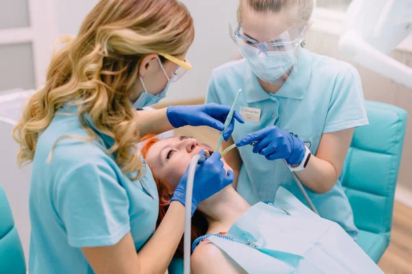 Młoda kobieta w recepcji z dentysta — Zdjęcie stockowe