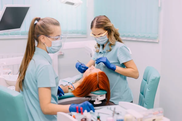Młoda kobieta w recepcji z dentysta — Zdjęcie stockowe