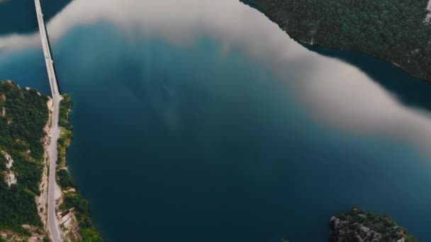 Vue aérienne pour nettoyer le lac de montagne bleu, Monténégro — Video