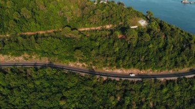 Uçağın shot dağ yılan üzerinde uçuş