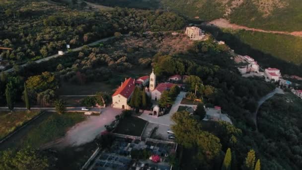 Letecký pohled na starověké kláštera v Černé hoře — Stock video