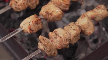 tavuk kebap ızgara hazırlanıyor