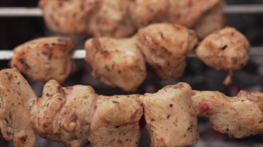 tavuk kebap ızgara hazırlanıyor