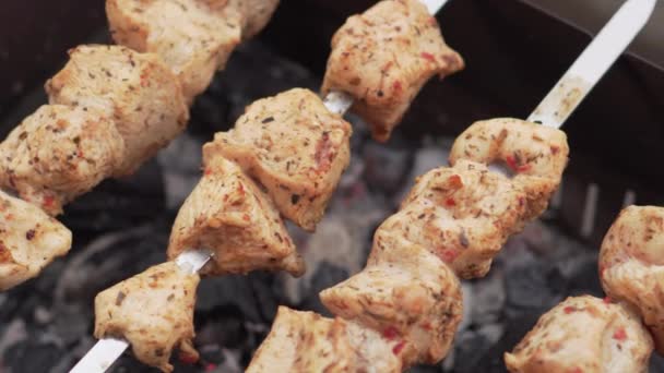 Kebab de pollo preparándose en la parrilla — Vídeo de stock