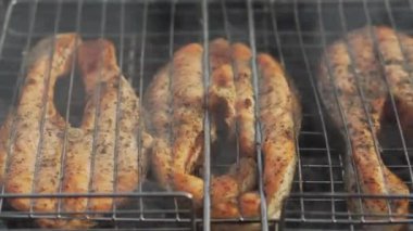 Alabalık ızgara, pişmiş biftek yakın çekim