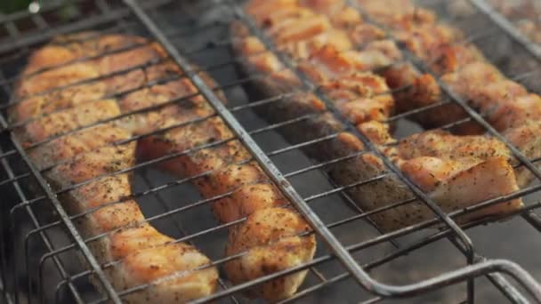 ステーキ グリルで焼いたマスのクローズ アップ — ストック動画