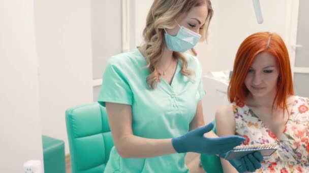 Mujer elige color para prótesis dentales — Vídeos de Stock