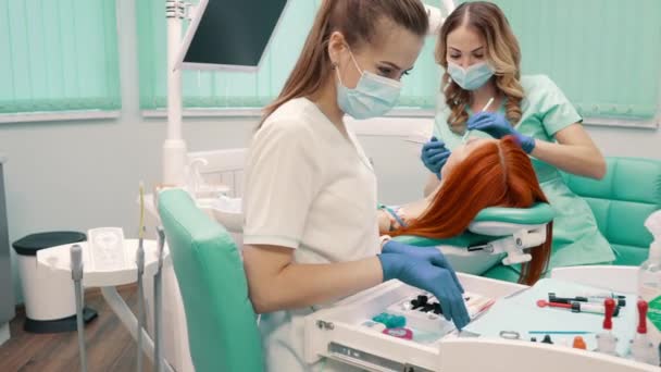 Mujer dentista toma paciente a la clínica dental — Vídeos de Stock