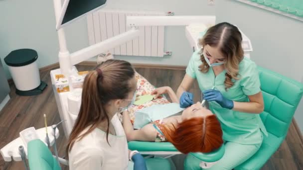 Donna dentista porta paziente alla clinica dentale — Video Stock