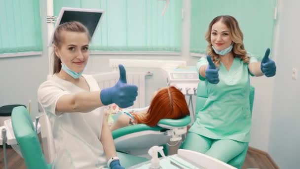 Due dentiste mostrano i pollici in su — Video Stock