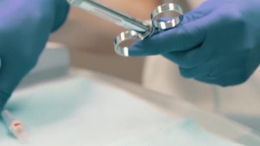 diş hekimi şırınga enjeksiyon anestezi için hazırlar