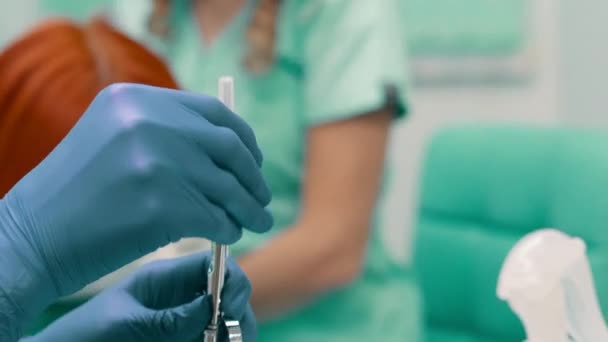 Tandarts bereidt spuit voor injectie van anesthesie — Stockvideo